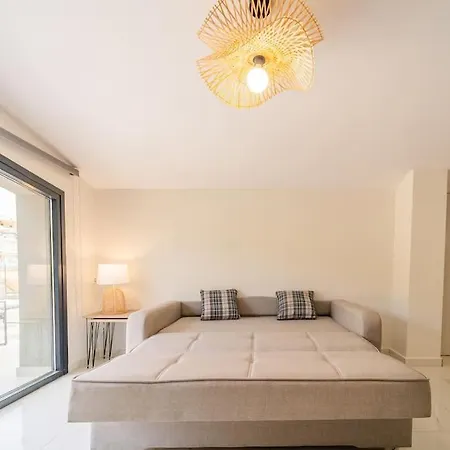 Apartment Semiramis Modern - Sleeps 8 *