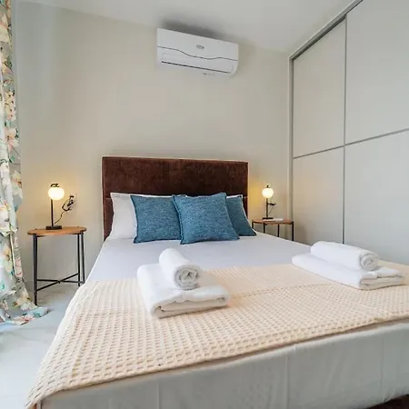 Semiramis Modern - Sleeps 8 Apartment