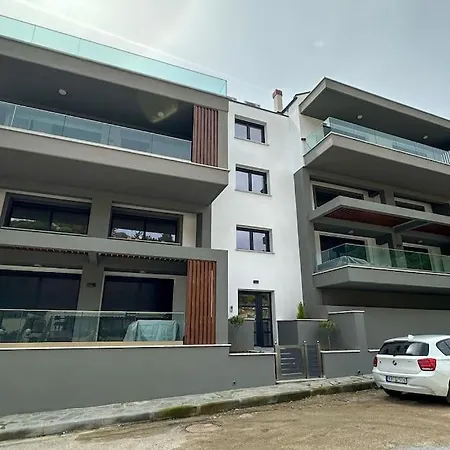 Semiramis Modern - Sleeps 8 *