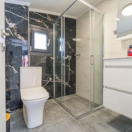 Semiramis Modern - Sleeps 8 * Nea Peramos (Macedonia)
